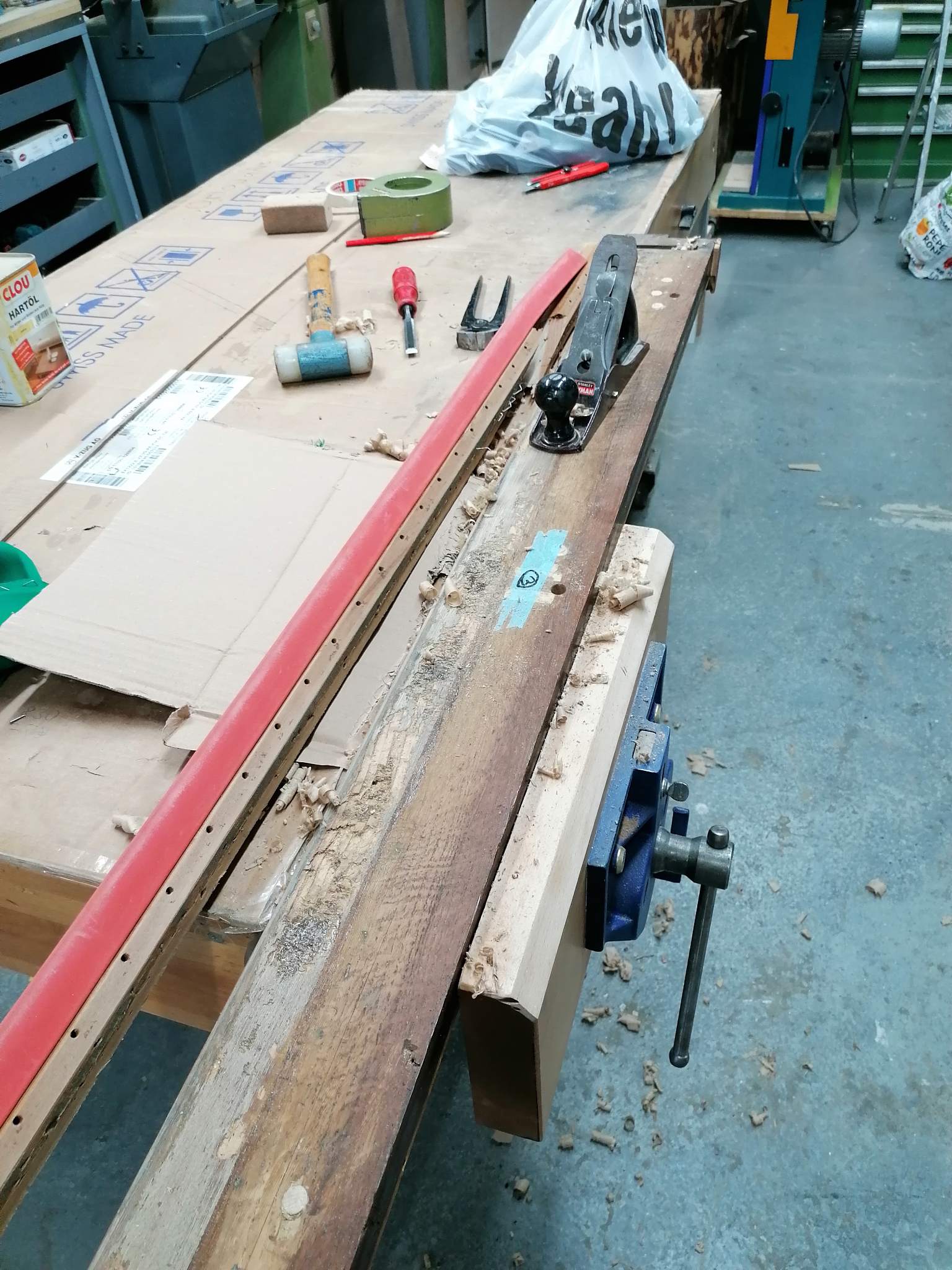 Holzbande eines antiken Billardtisches bei der Restauration in der Werkstatt